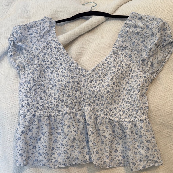 Hollister Tops - Hollister size Large Blue Ruffled Peplum Top with Puff Sleeves and Cap Sleeves